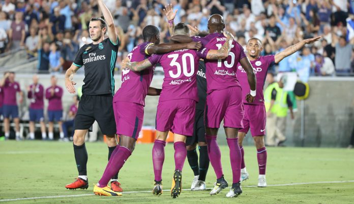 Los jugadores del City celebran el gol de Otamendi