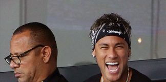 Neymar, con su padre, en el palco del Parque de los Príncipes