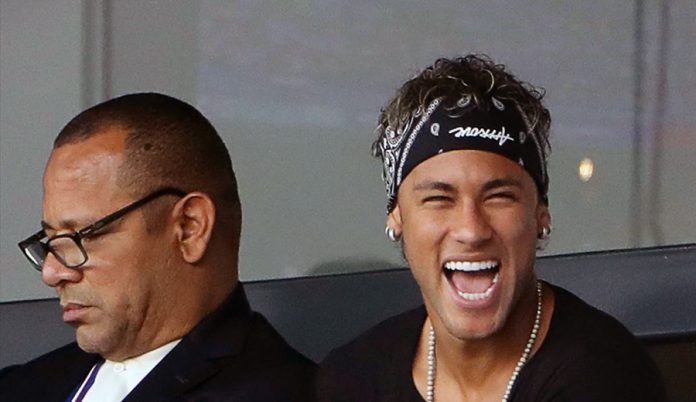 Neymar, con su padre, en el palco del Parque de los Príncipes