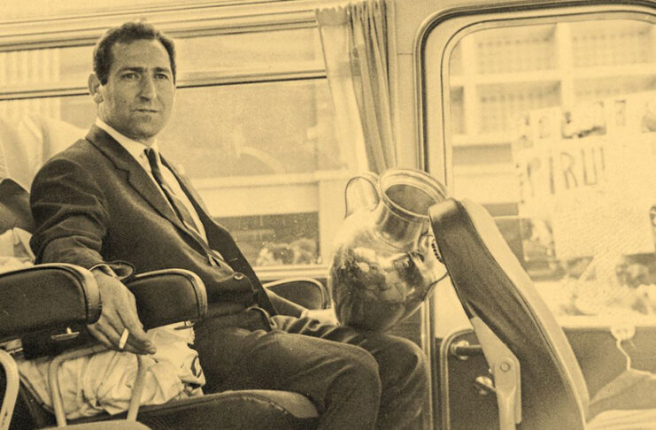 Paco Gento, en el autobús, con la Sexta Copa de Europa y un cigarrillo