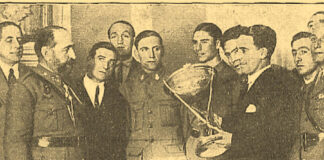 Félix Quesada, capitán de la selección, recoge el trofeo para el combinado madrileño.