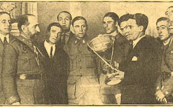 Félix Quesada, capitán de la selección, recoge el trofeo para el combinado madrileño.
